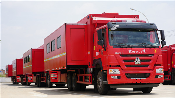 重汽豪沃后雙橋救援宿營(yíng)車(8-24人)